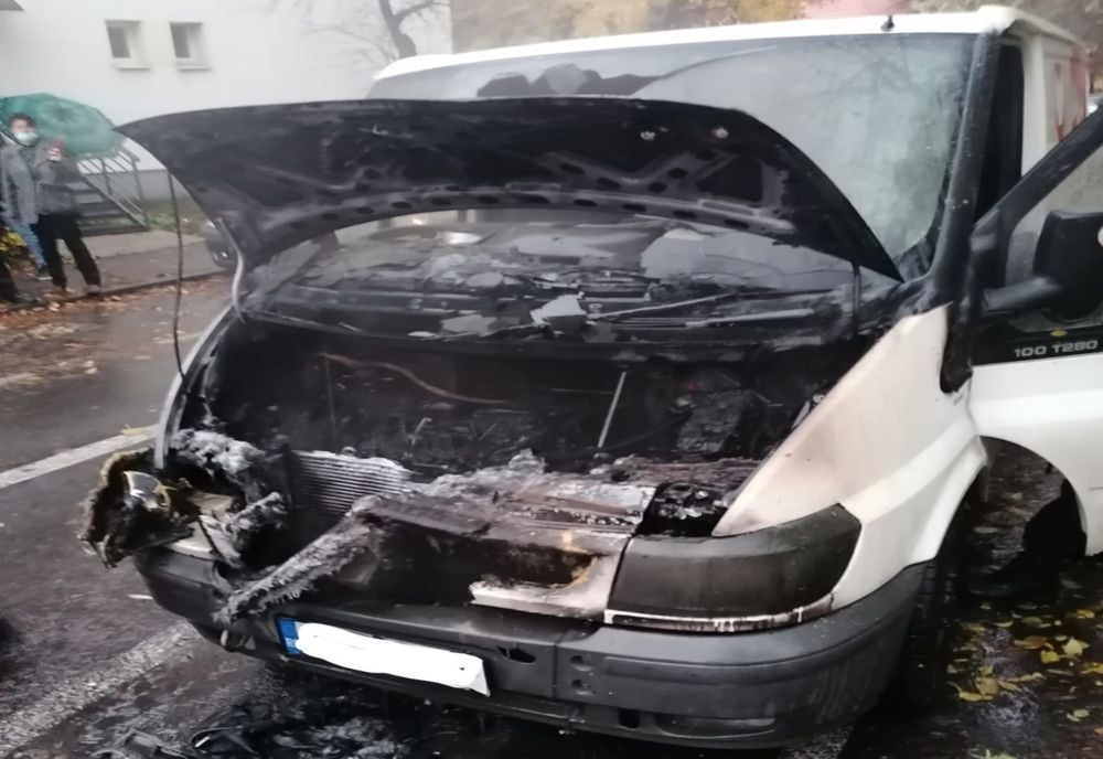 Autoutilitară, cuprinsă de incendiu, într-o parcare din Târgu Mureș