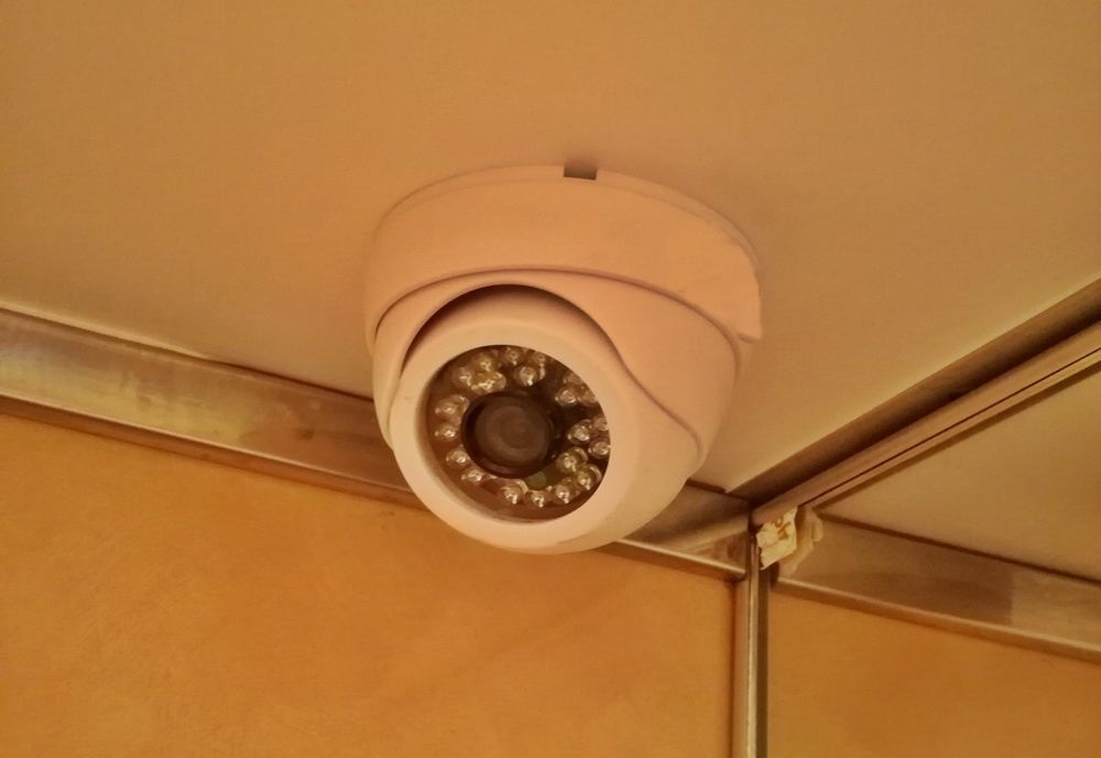 A furat două camere de supraveghere video! Hoțul a fost reținut