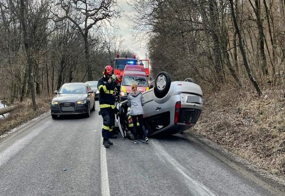 FOTO: Două persoane din Gurghiu, rănite într-un accident rutier la intrare în Reghin