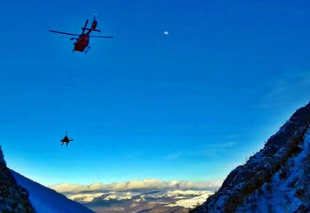 Misiune de troliere a elicopterului SMURD Mureş, în Munții Bucegi! O femeie care a căzut de la înălţime de 250 de metri într-o prăpastie, salvată 