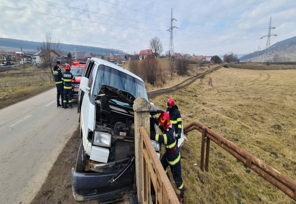 FOTO|Accident în Berghia: o autoutilitară s-a izbit de un cap de pod! Un bărbat a ajuns la spital