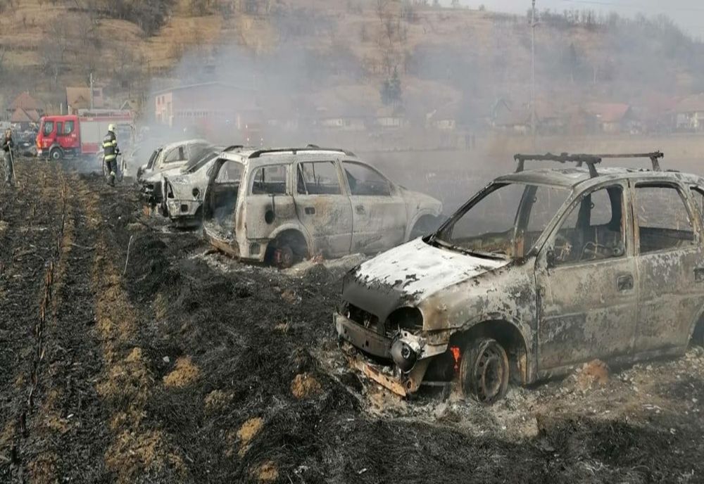 29 de maşini au ars într-un incendiu izbucnit la un centru de dezmembrări din Mureş (FOTO)