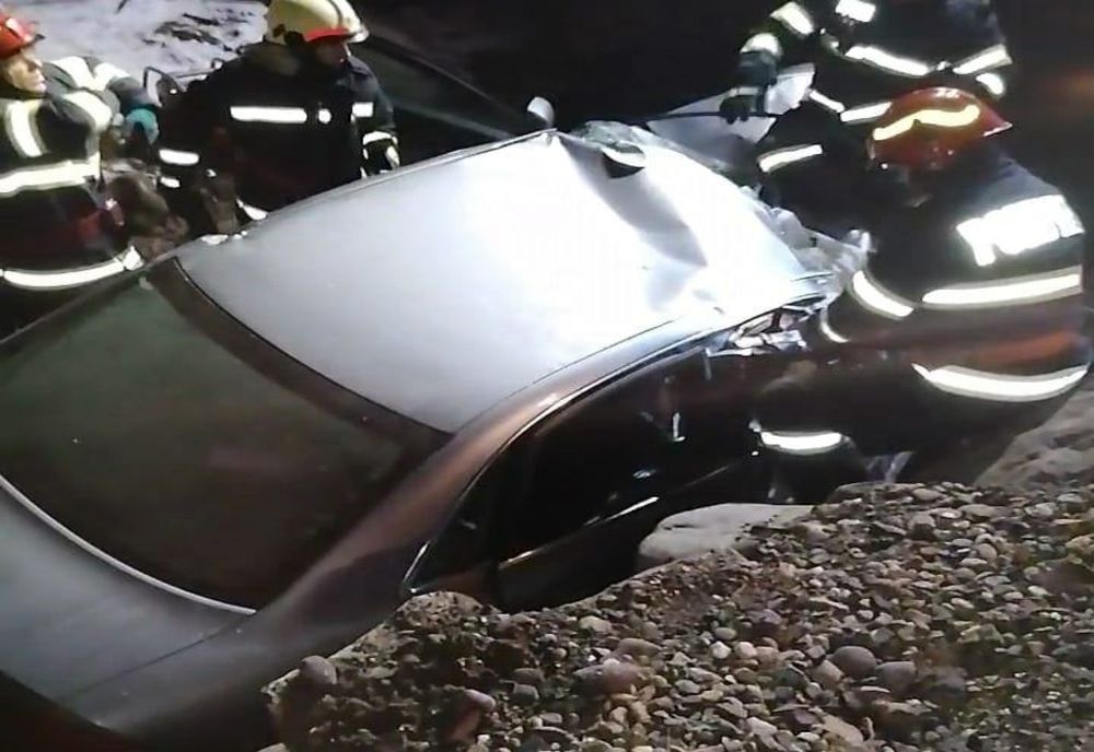 Maşină căzută în pârâul Orşova! Două persoane au fost rănite