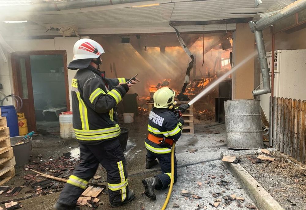 Gospodărie din Mureș, afectată de un incendiu puternic