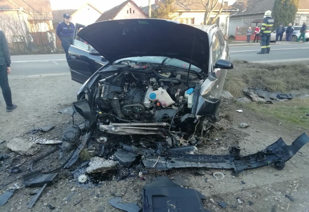 Accident în Gornești! Un autoturism s-a izbit de un cap de pod! Un bărbat din Gurghiu din dreapta a ajuns la spital