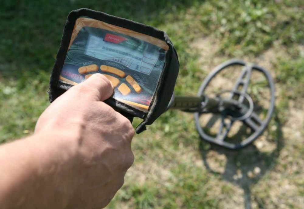 Mureșean prins că folosea fără autorizație un detector de metale