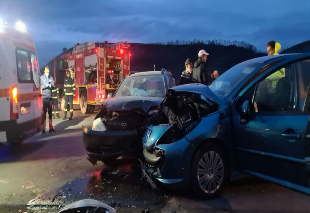 Accident cu două maşini în Nazna! Două persoane au fost rănite şi au ajuns la spital (FOTO)