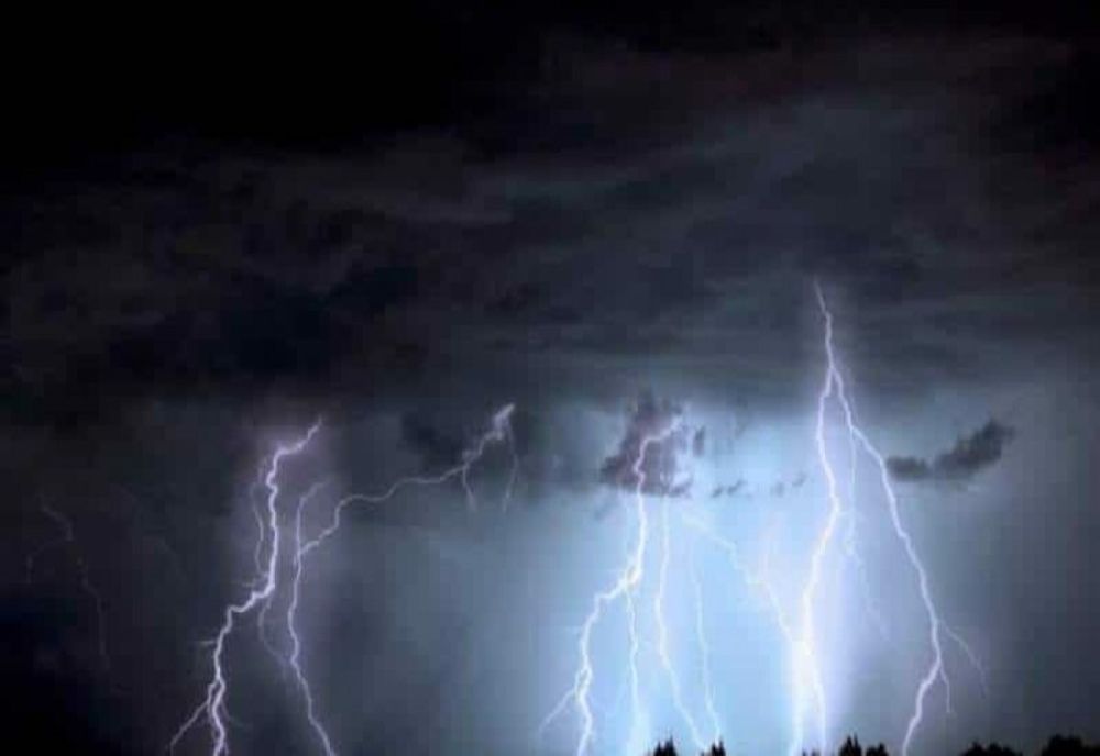 VIDEO Vântul puternic afectează circulația în mai multe zone din centrul țării!