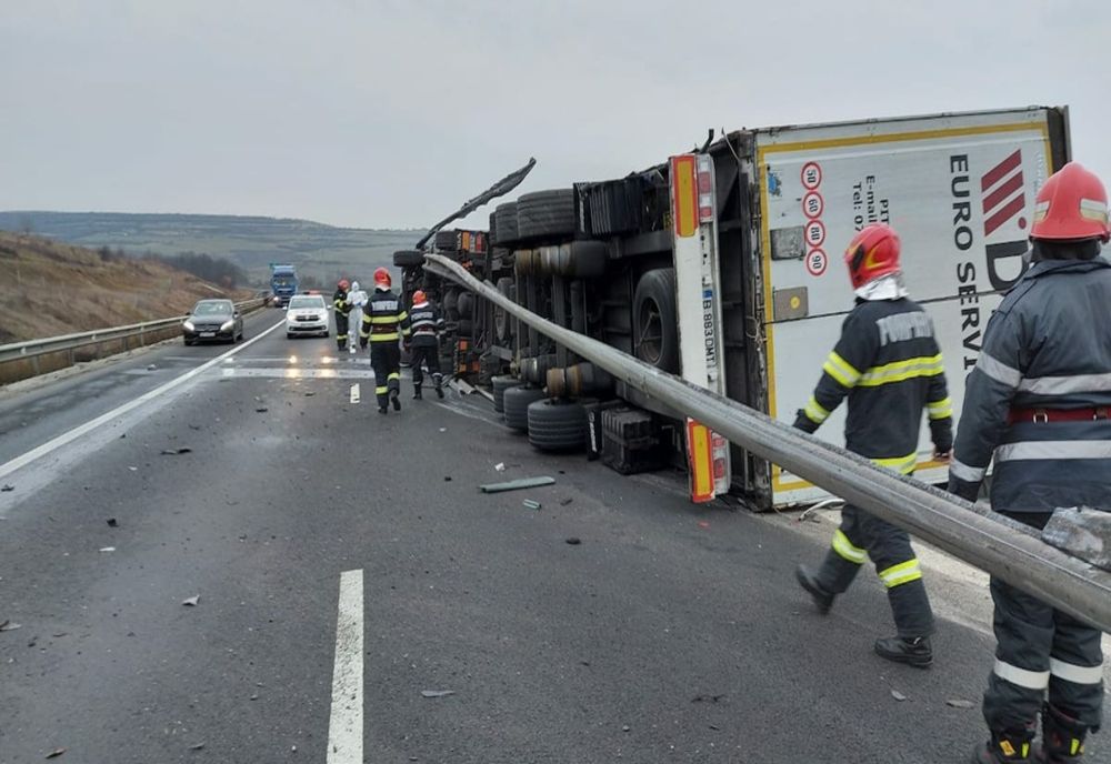 Accident în Cheţani! Un autocamion încărcat cu piatră s-a răsturnat