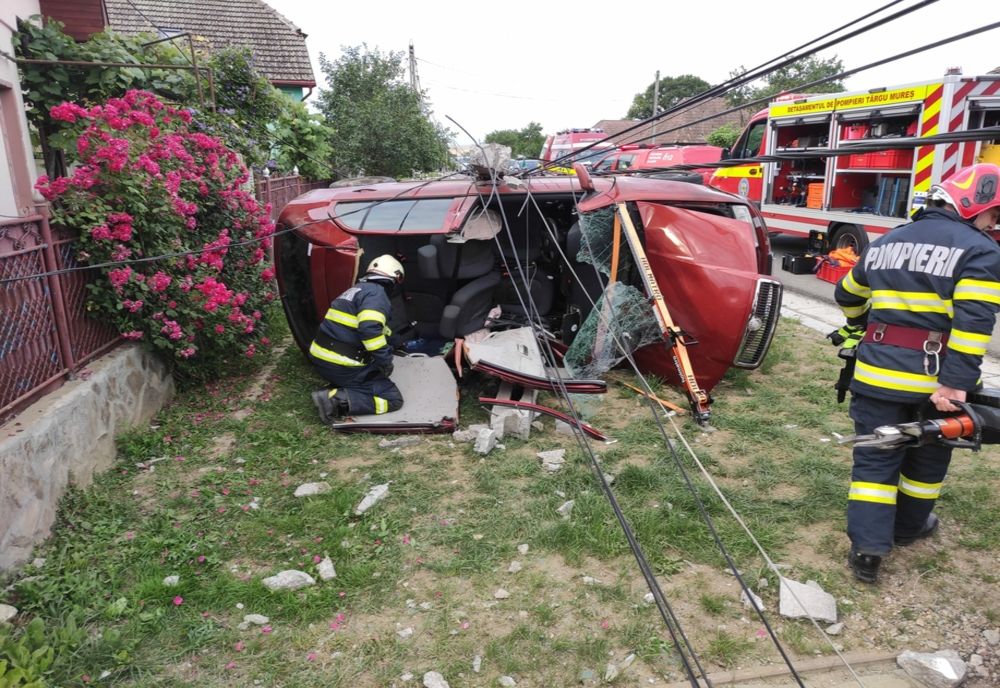 Grav accident în Cherghizel! Trei răniţi după ce au rupt un stâlp şi s-au răsturnat cu maşina (FOTO)