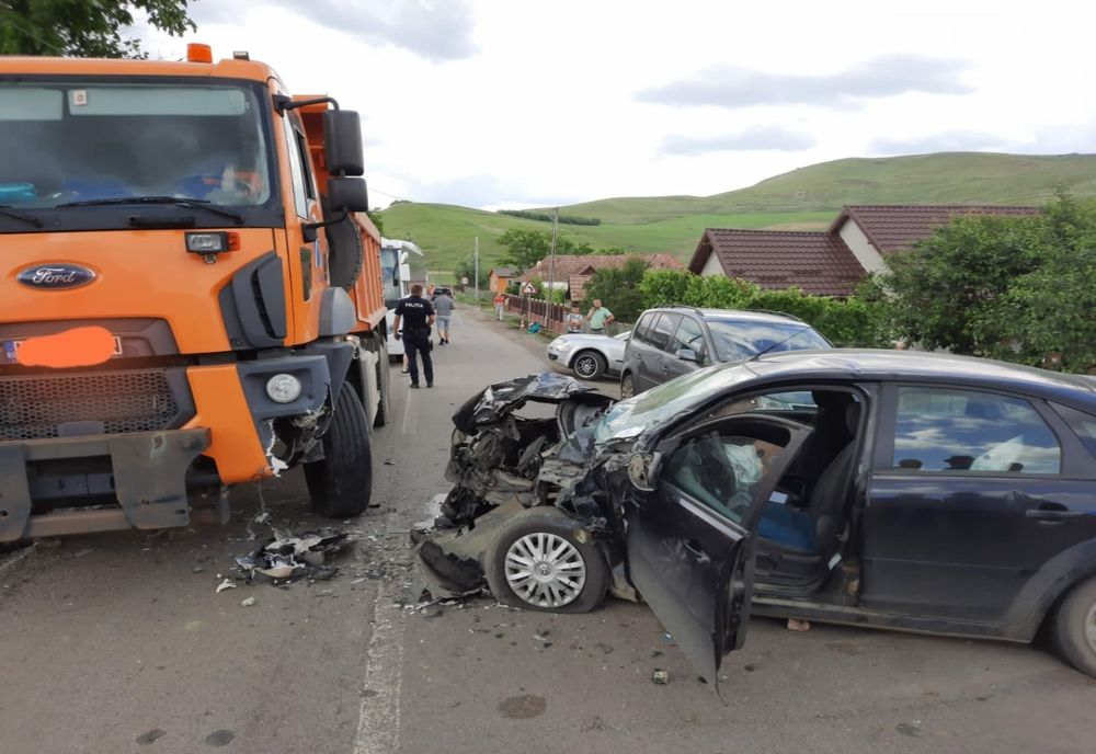 Impact violent între un autoturism și un autocamion pe raza localității Coasta Mare (FOTO)
