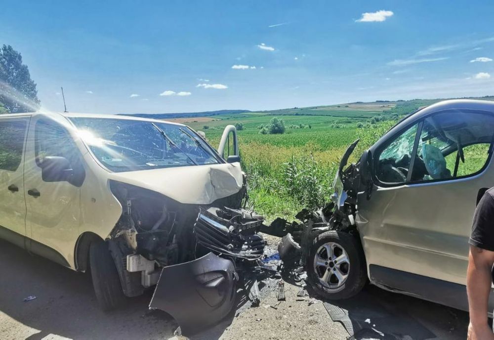Grav accident cu două microbuze în Mureş! 4 persoane au ajuns la spital (FOTO)