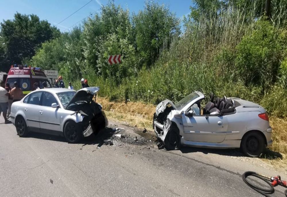Accident frontal în Corneşti! Trei persoane au fost rănite (FOTO)