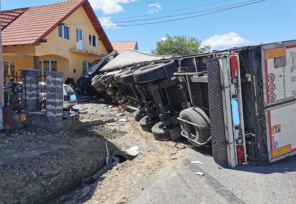 Accident urmat de incendiu în judeţul Mureş! Doi adulţi şi doi copii au fost răniţi (FOTO)