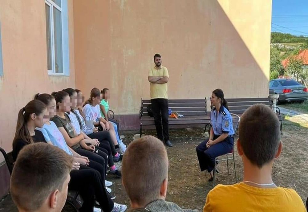 Şcolile de Vară din mediul rural - prilej de întâlnire între poliţiştii mureşeni şi copii
