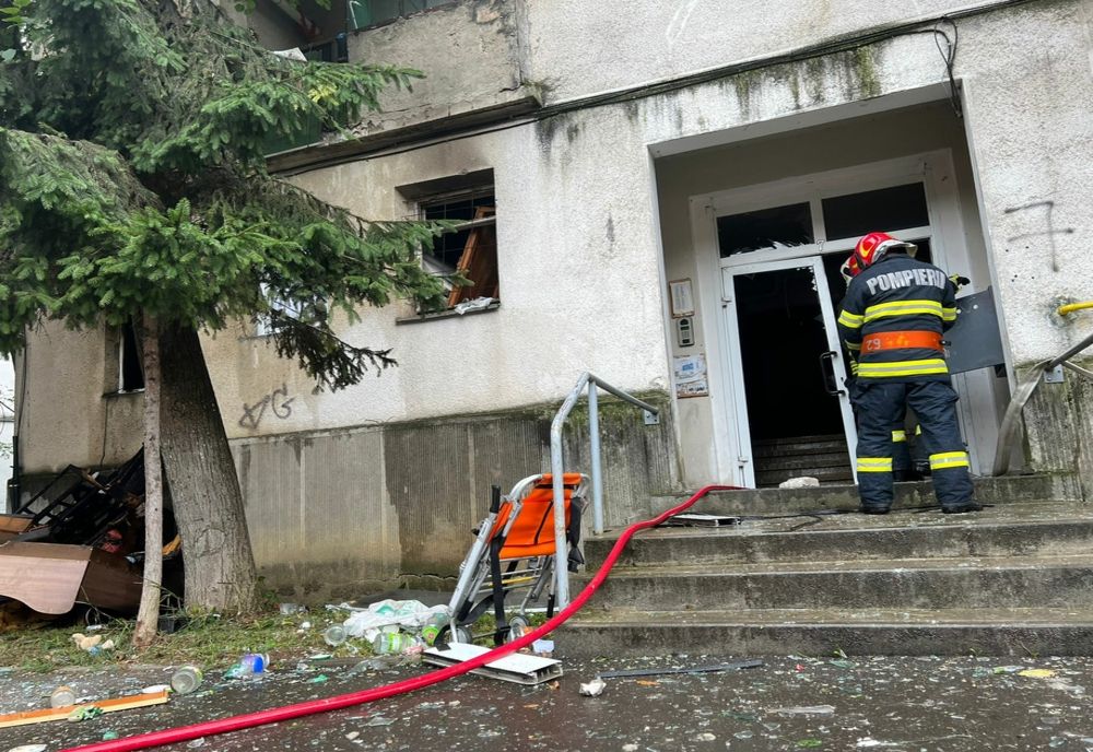 Explozie urmată de incendiu, într-un bloc din Târgu Mureş: o victimă și 12 persoane evacuate (FOTO)
