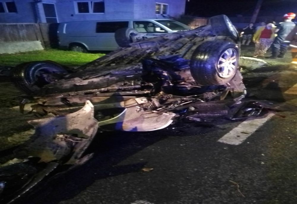 Autoturism intrat într-un cap de pod, în Vălenii de Mureș! Un ieșean a murit, iar alte două persoane au fost rănite