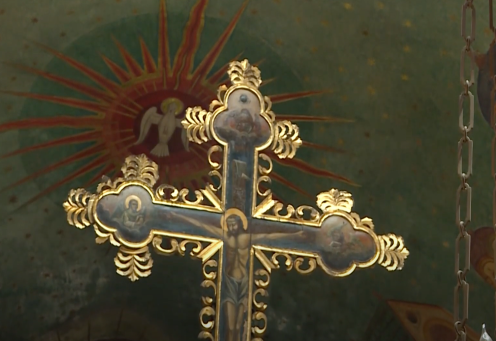 Creştinii sărbătoresc astăzi Înălţarea Sfintei Cruci