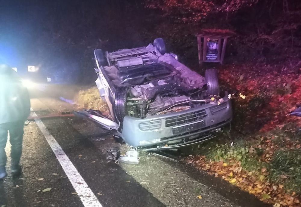 Doi tineri din Sighișoara, la spital, după ce s-au răsturnat cu microbuzul