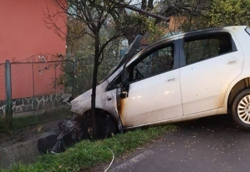 Maşină distrusă de un incendiu în Șăulia (FOTO)