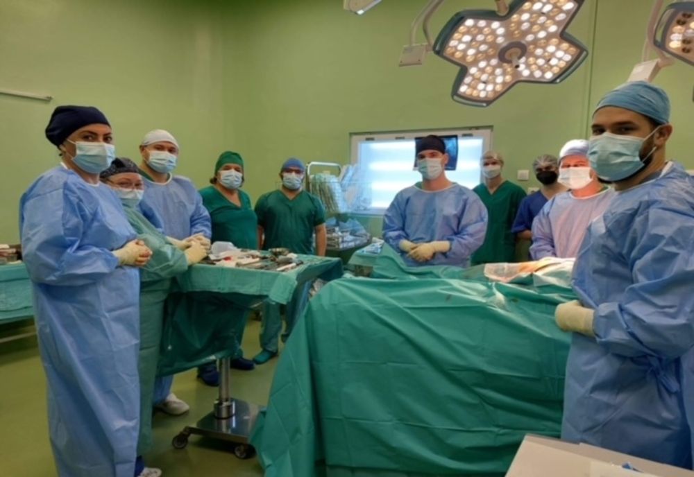 Intervenţie de revizie a artroplastiei totale de şold cu reconstrucţie cu grefă osoasă, la Spitalul Clinic Judeţean de Urgenţă Târgu Mureş