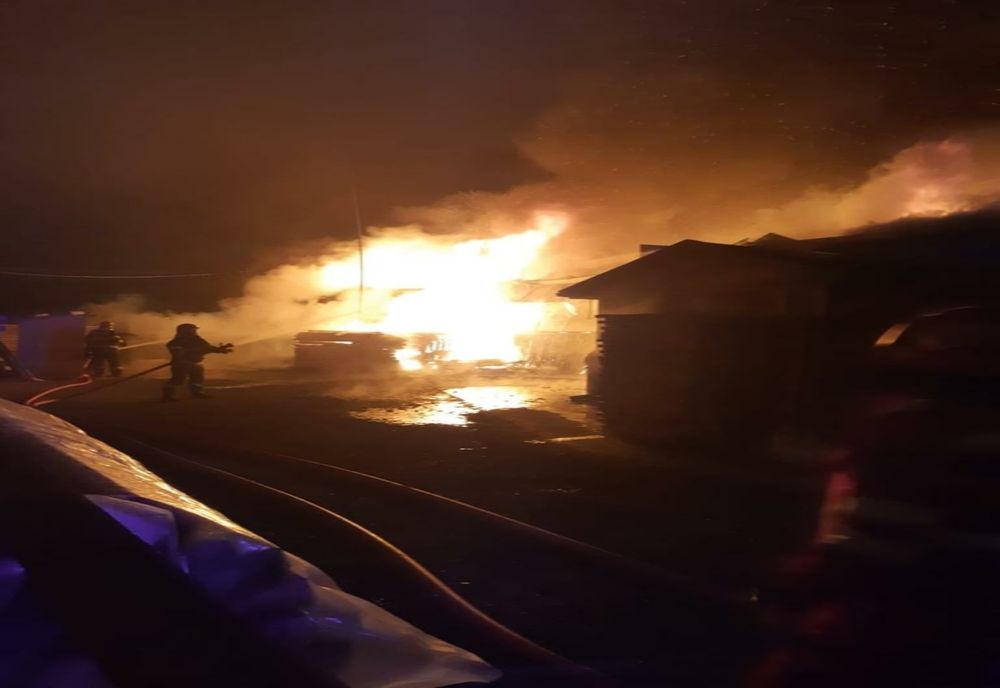 Hală din județul Mureș cuprinsă de flăcări! A fost distrusă o suprafața de peste 800 de metri pătrați (FOTO)