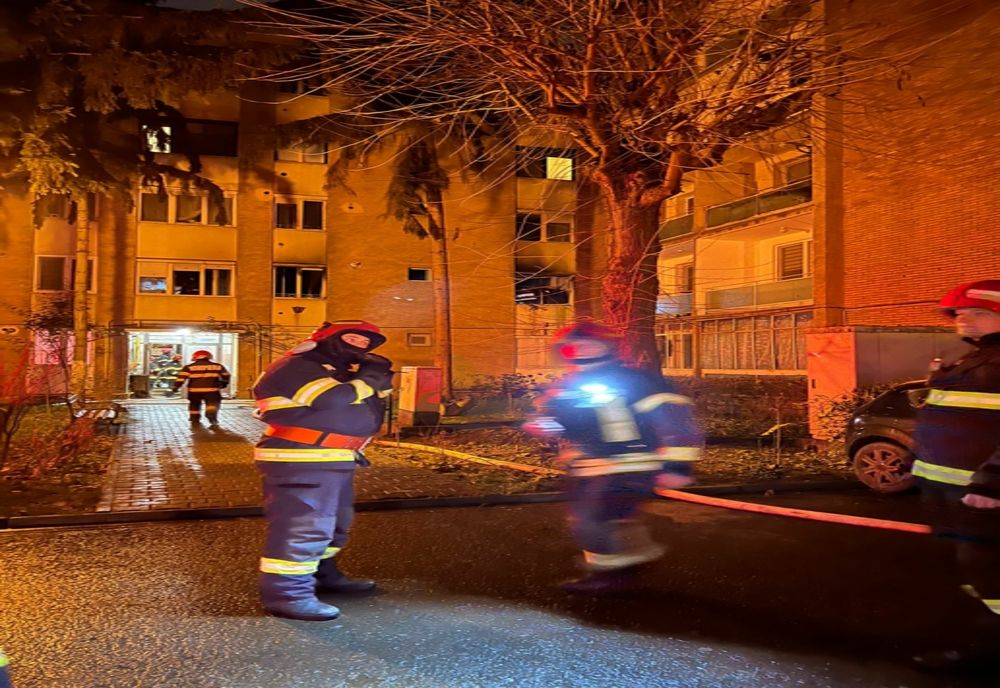 Zeci de persoane evacuate în urma unui incendiu care a cuprins un apartament în Târgu Mureş (FOTO)