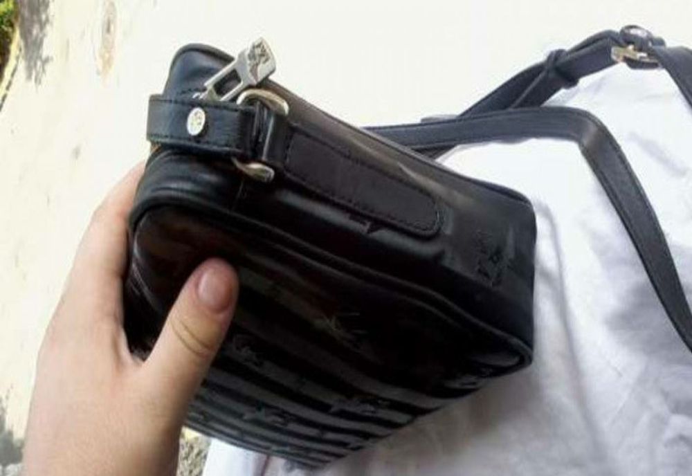 Şoferul unui microbuz din Mureş a rămas fără 12.500 de euro! Un pasager de 16 ani i-a furat poşeta