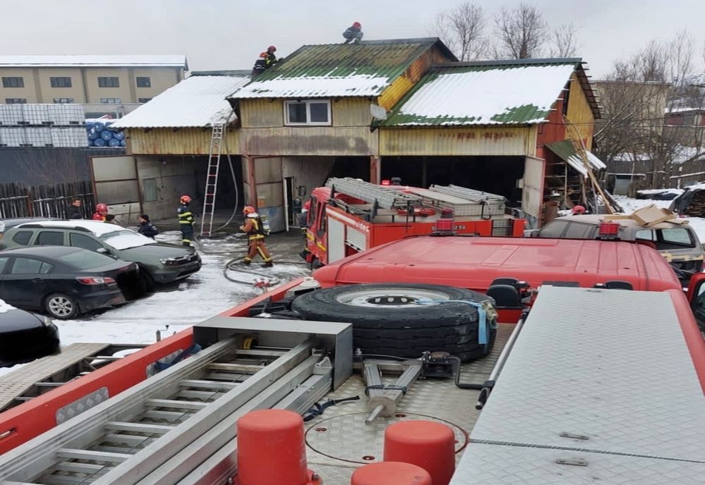 Atelier mecanic din Târgu Mureș, afectat de incendiu