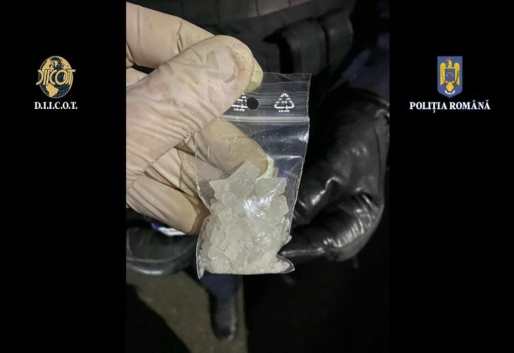 3 persoane care vindeau droguri unor minori din Brașov și Mureș au fost arestate