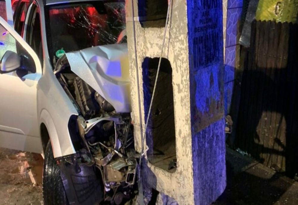 Bărbat în stare gravă în Luduş! A intrat cu maşina într-un stâlp