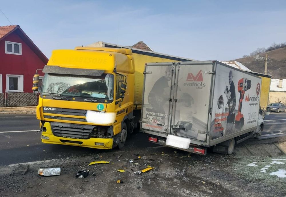 Grav accident în Mihai Viteazu! Impact între un autocamion, două autoutilitare și un autoturism (FOTO)