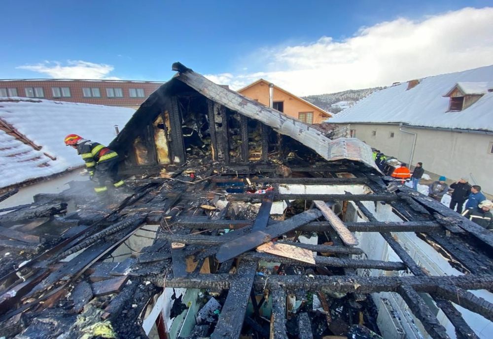 Casă cuprinsă de flăcări în localitatea Hodac! Au intervenit pompierii şi voluntarii (FOTO)