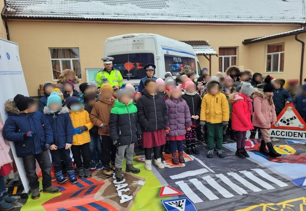 Lecții de educație rutieră pentru elevi desfășurate de polițiștii mureșeni (FOTO)