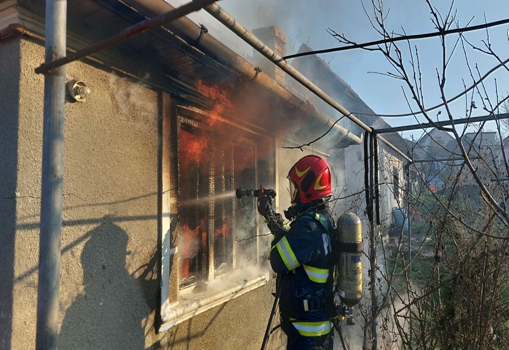Incendiu în Sărmașu! O femeie a fost găsită decedată