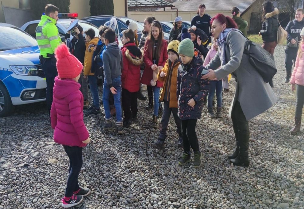 Întâlnire între poliţiştii mureşeni şi elevii din cadrul Liceului Tehnologic Sfântu Gheorghe (FOTO)