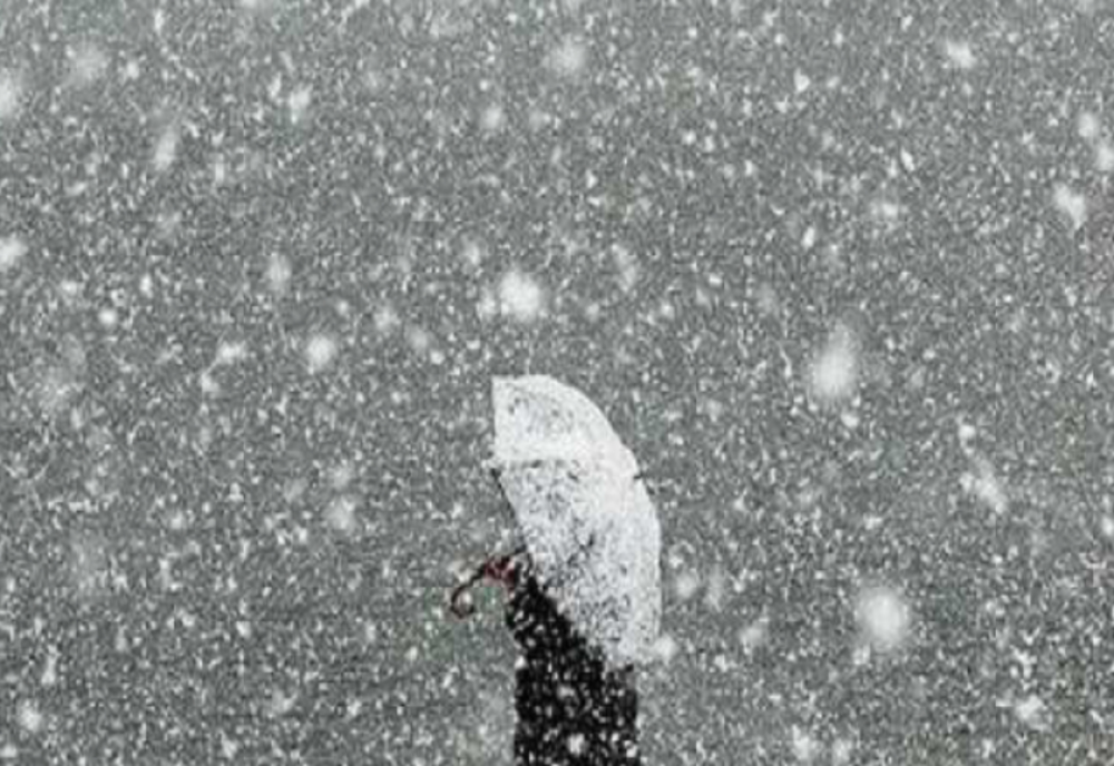 Precipitaţii şi intensificări ale vântului, până miercuri dimineaţă. La munte sunt așteptate ninsori: ANM a emis noi avertizări metorologice