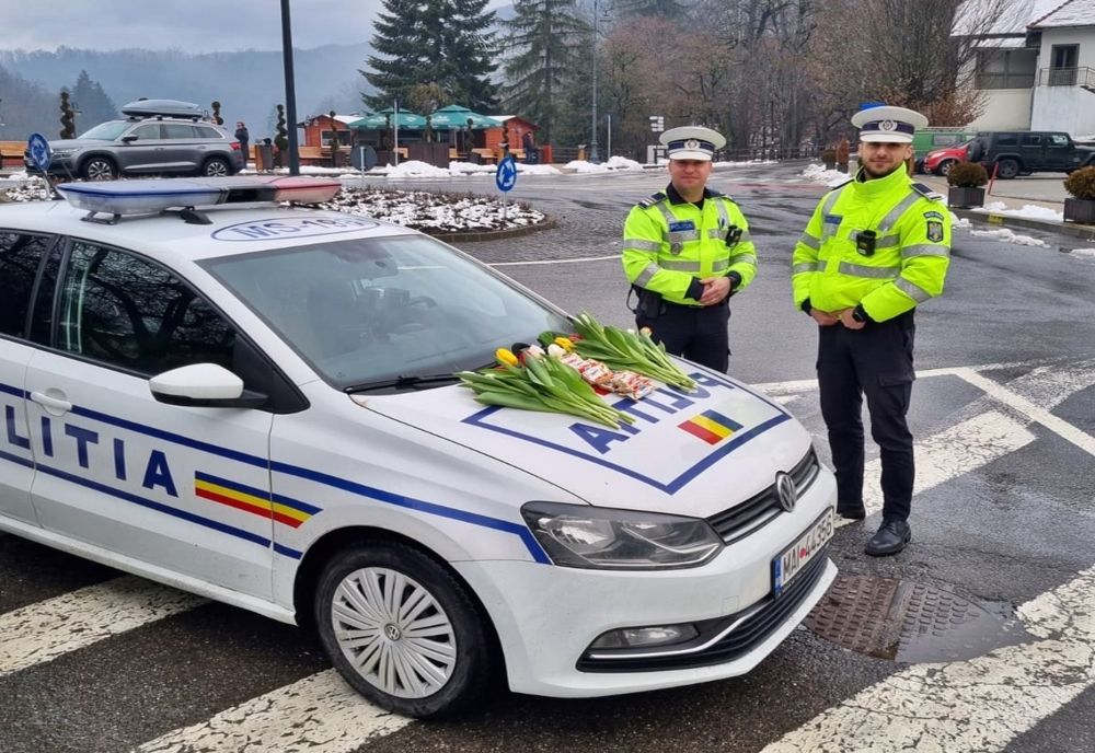 Intervenție cu flori, în trafic, în Sovata