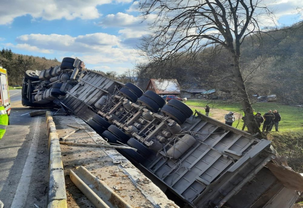 Autocamion care transporta câteva zeci de bovine, răsturnat pe DN 13, la ieșire din Sighișoara! Peste 10 animale au decedat