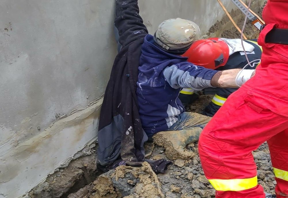 Mureş: Bărbat prins sub un zid! Intervin pompierii (FOTO)