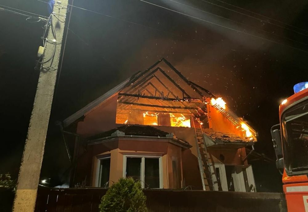 VIDEO: Casă afectată de un incendiu violent, în Mărculeni