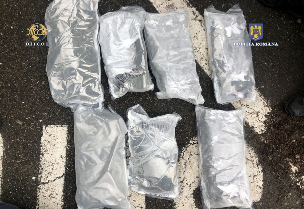 Persoane cercetate pentru trafic de droguri de risc