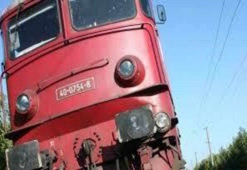 Maşină lovită de tren în judeţul Mureş! Şoferul a scăpat ca prin minune