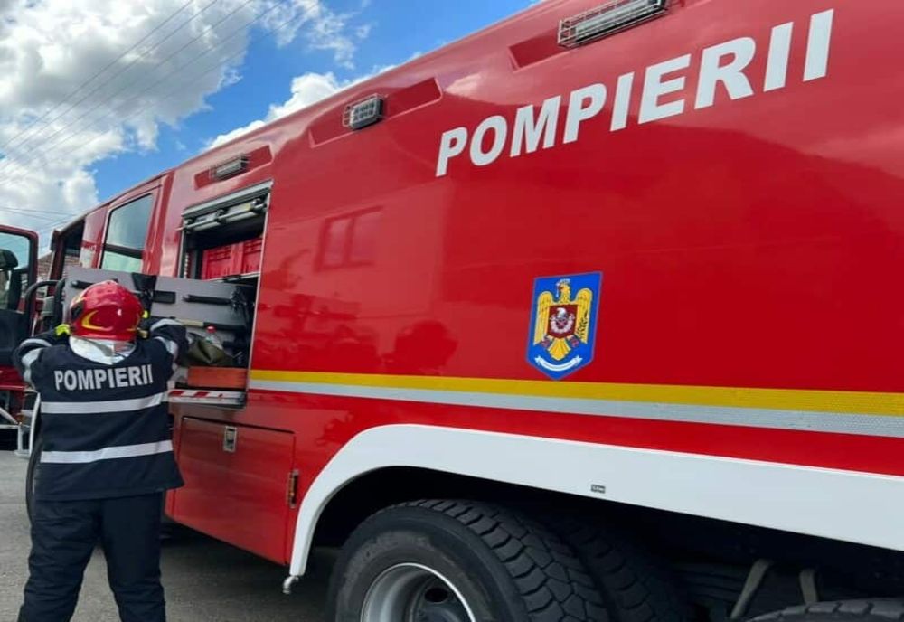 Incendiu în Fițcău! Două persoane, cu atac de panică, iar o a treia a ajuns la spital