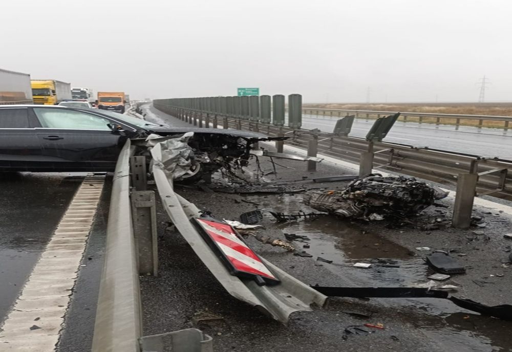 Accident pe Autostrada A3: cinci persoane aflate într-o maşină s-au izbit de parapet
