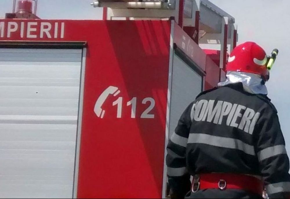 EXPLOZIE LA O CASĂ DIN MUREȘ. POSIBILE VICTIME PRINSE SUB DARÂMĂTURI