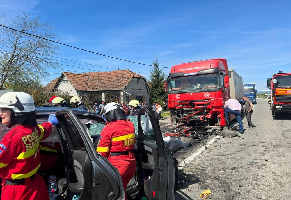Grav accident în judeţul Mureş! Trei adulţi şi un copil au fost răniţi (FOTO)