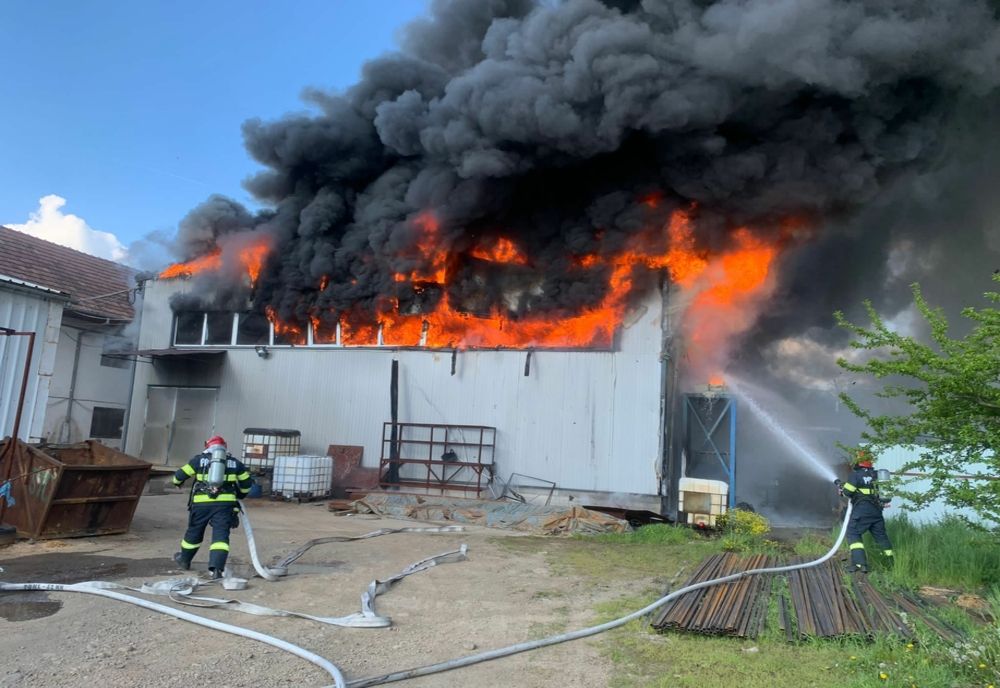 Incendiu violent la o hală din Sângeorgiu de Mureș
