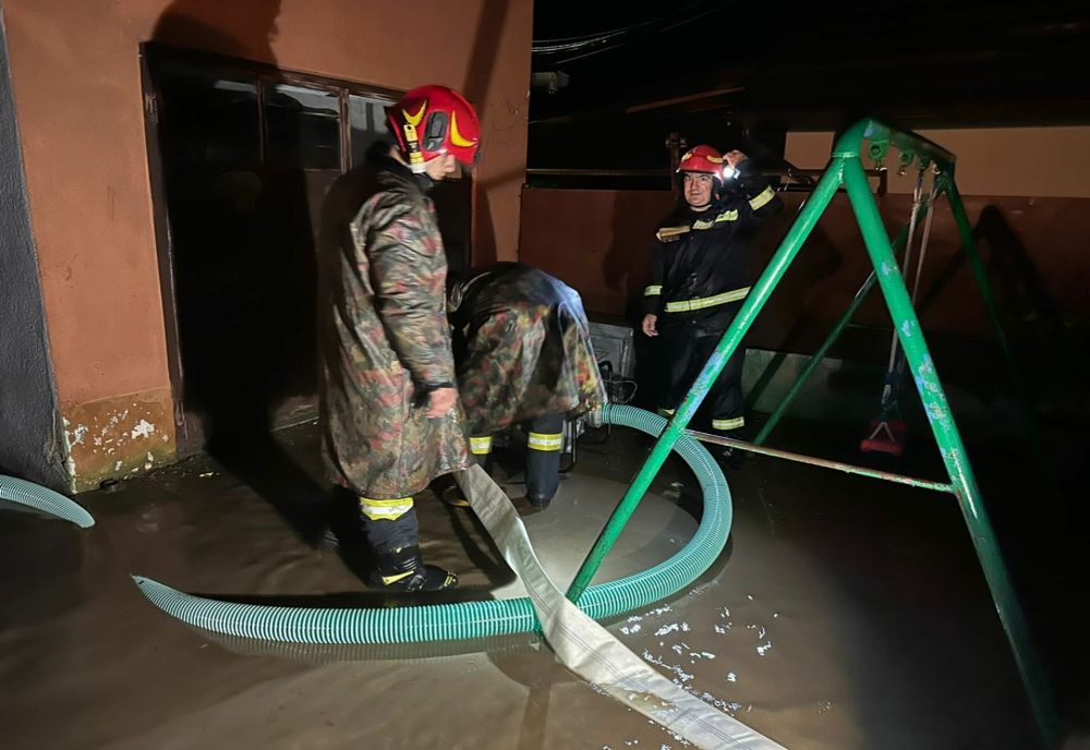 Inundaţii în Târgu Mureş şi în alte localităţi din Mureş! Pompierii au muncit toată noaptea pentru evacuarea apei (FOTO)