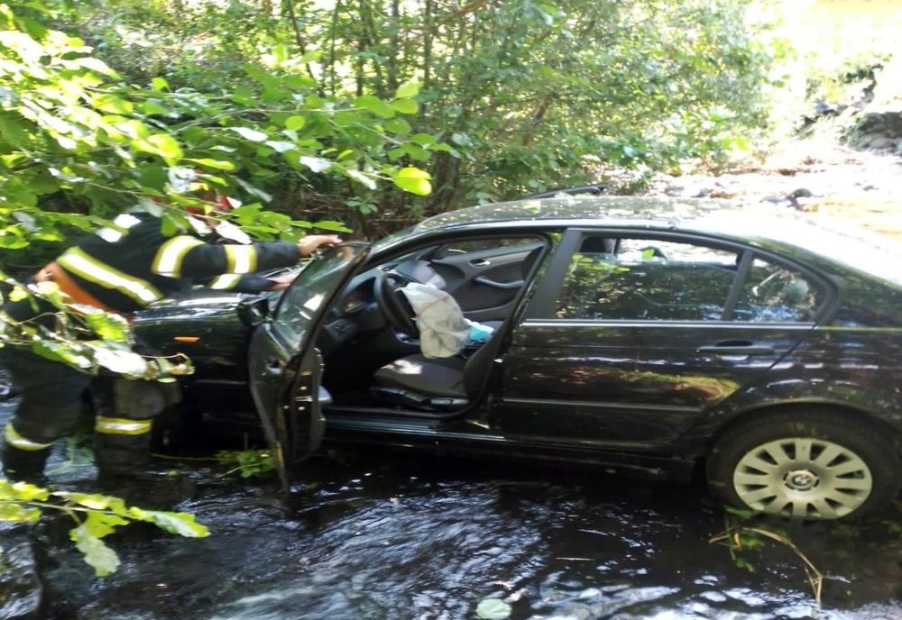 Șoferiță de 71 de ani, cu autoturismul în albia unui pârâu din Gălăoaia! Trei persoane au fost rănite